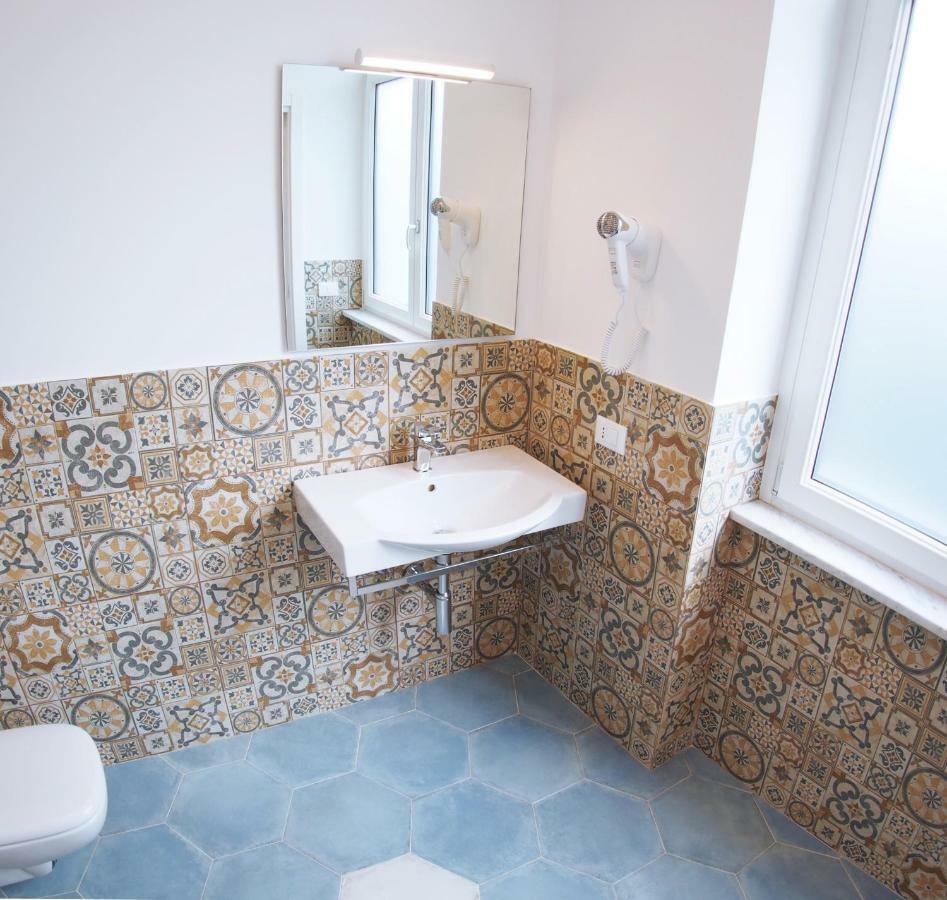 Syreness Suites Guest house *